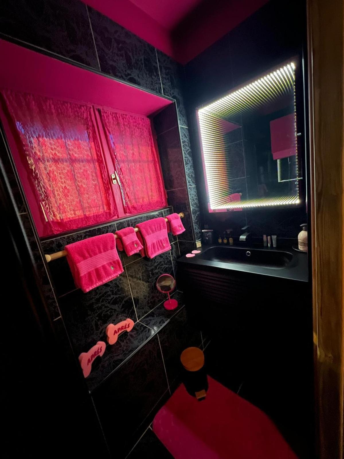 Du Moulin Rose Love hotel 4*
