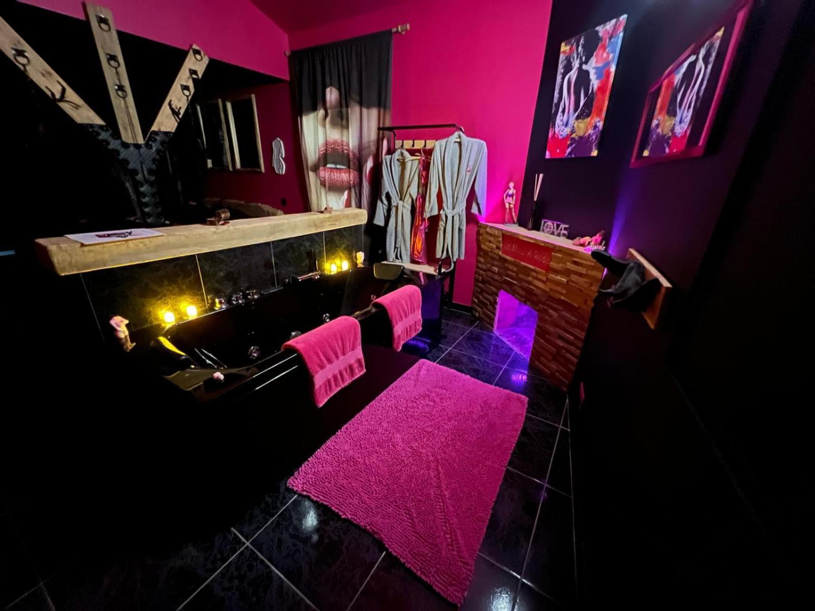 Du Moulin Rose Love hotel 4*